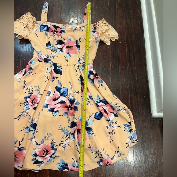 Floral dress with lace off-shoulder detail - Picture 9 of 9
